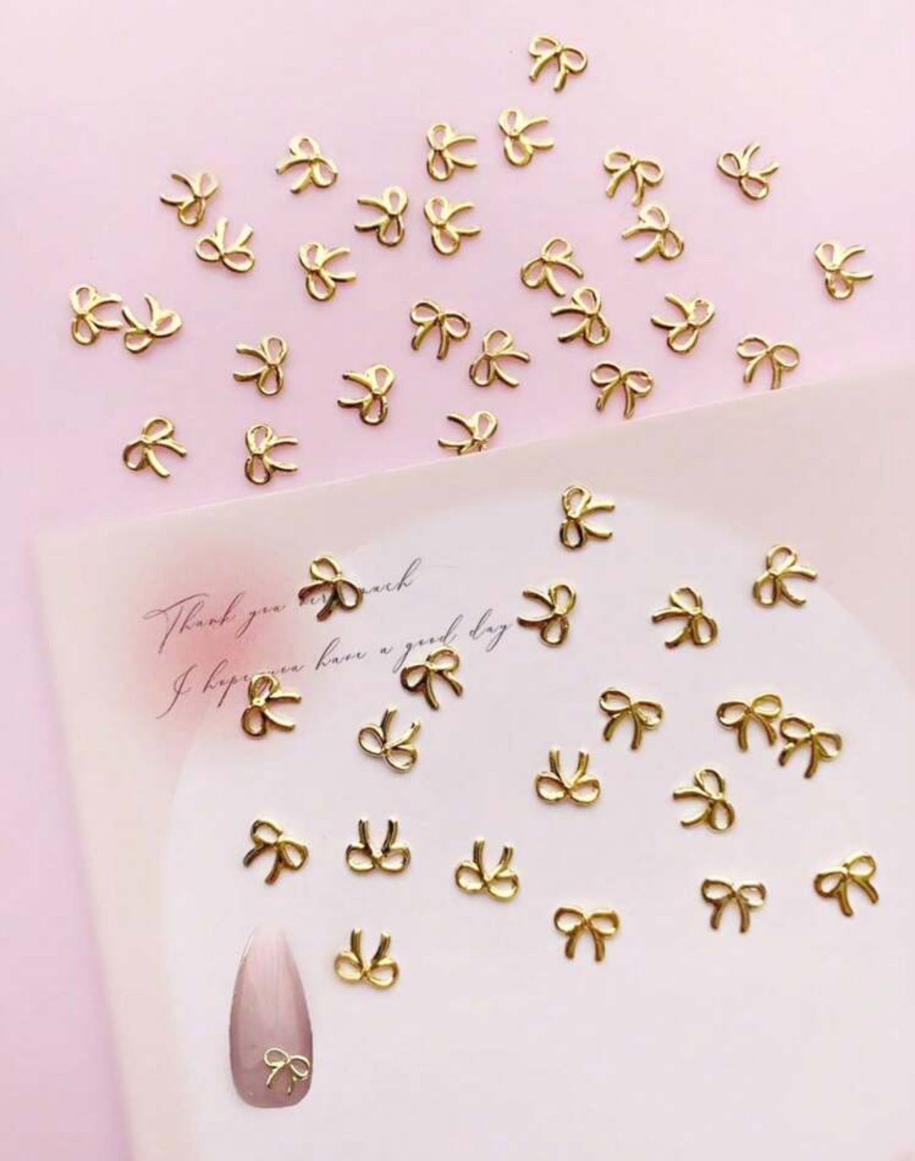 Mini moñitos dorados para uñas