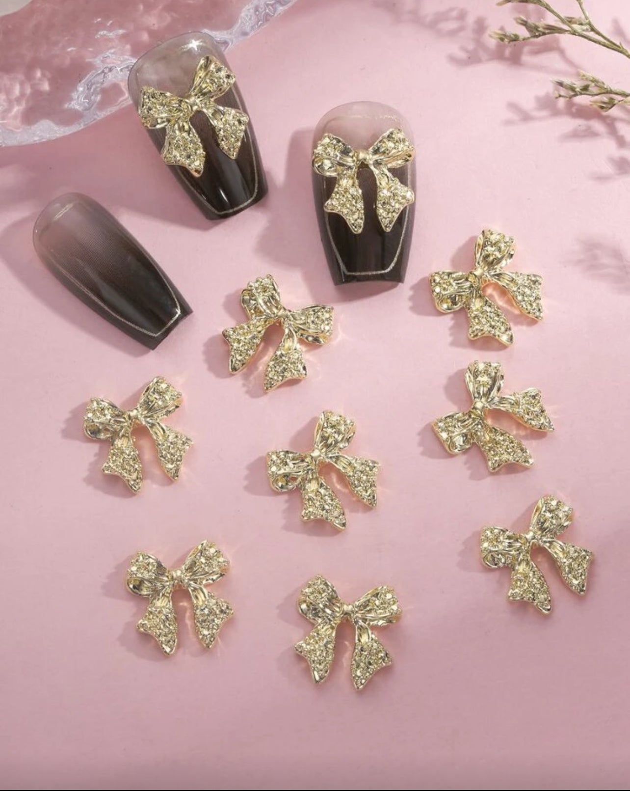 Dije moños dorado con relieve