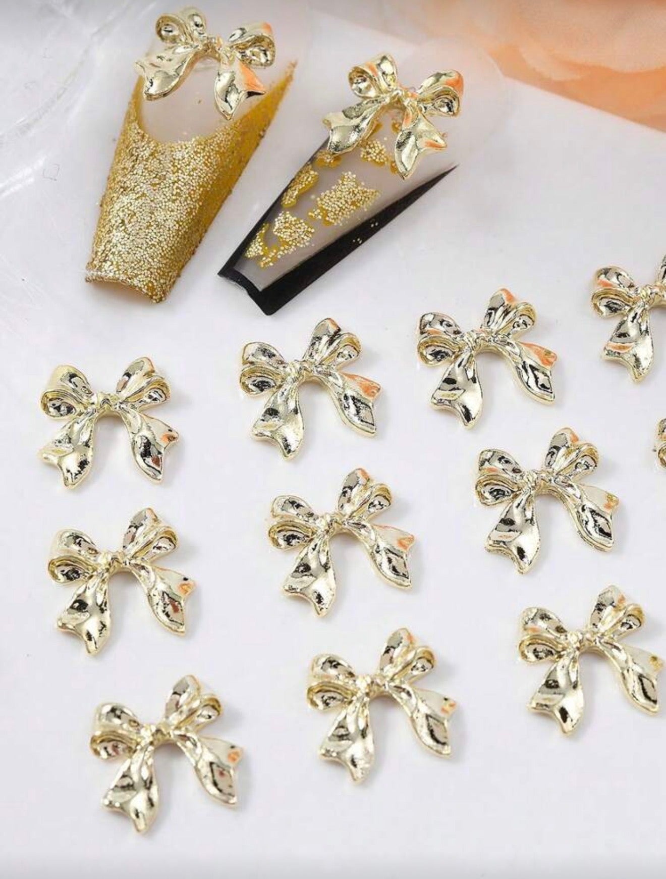 Dijes Moños dorado liso 10pzas