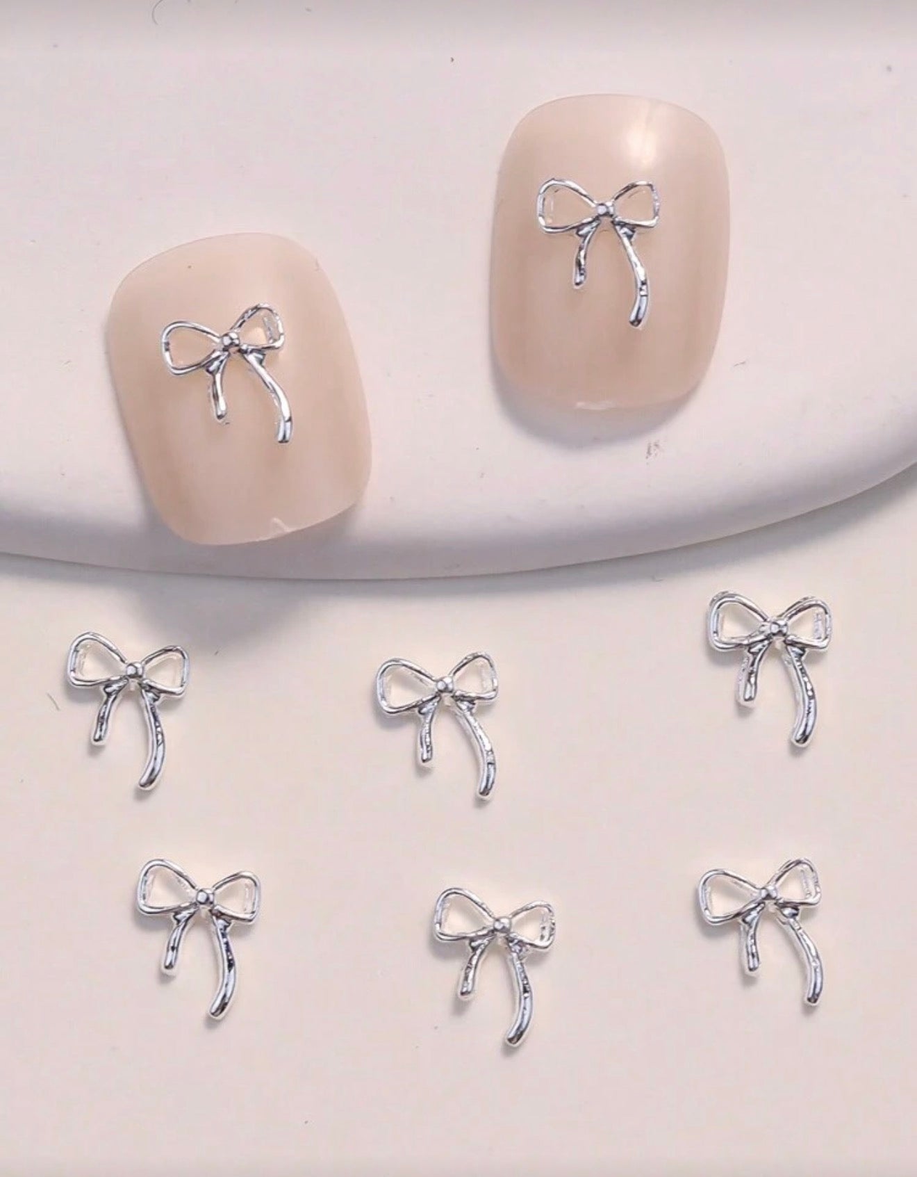 Dijes mini moñitos plata 8pz