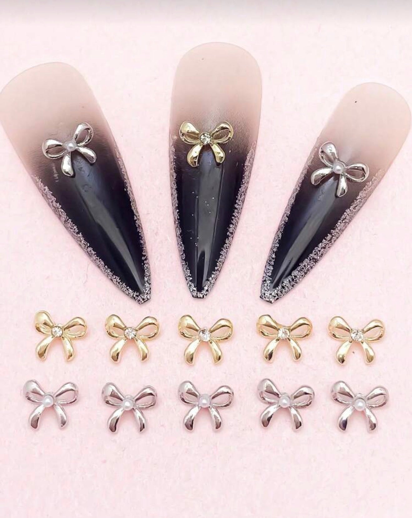 Dije de moños dorados pequeños