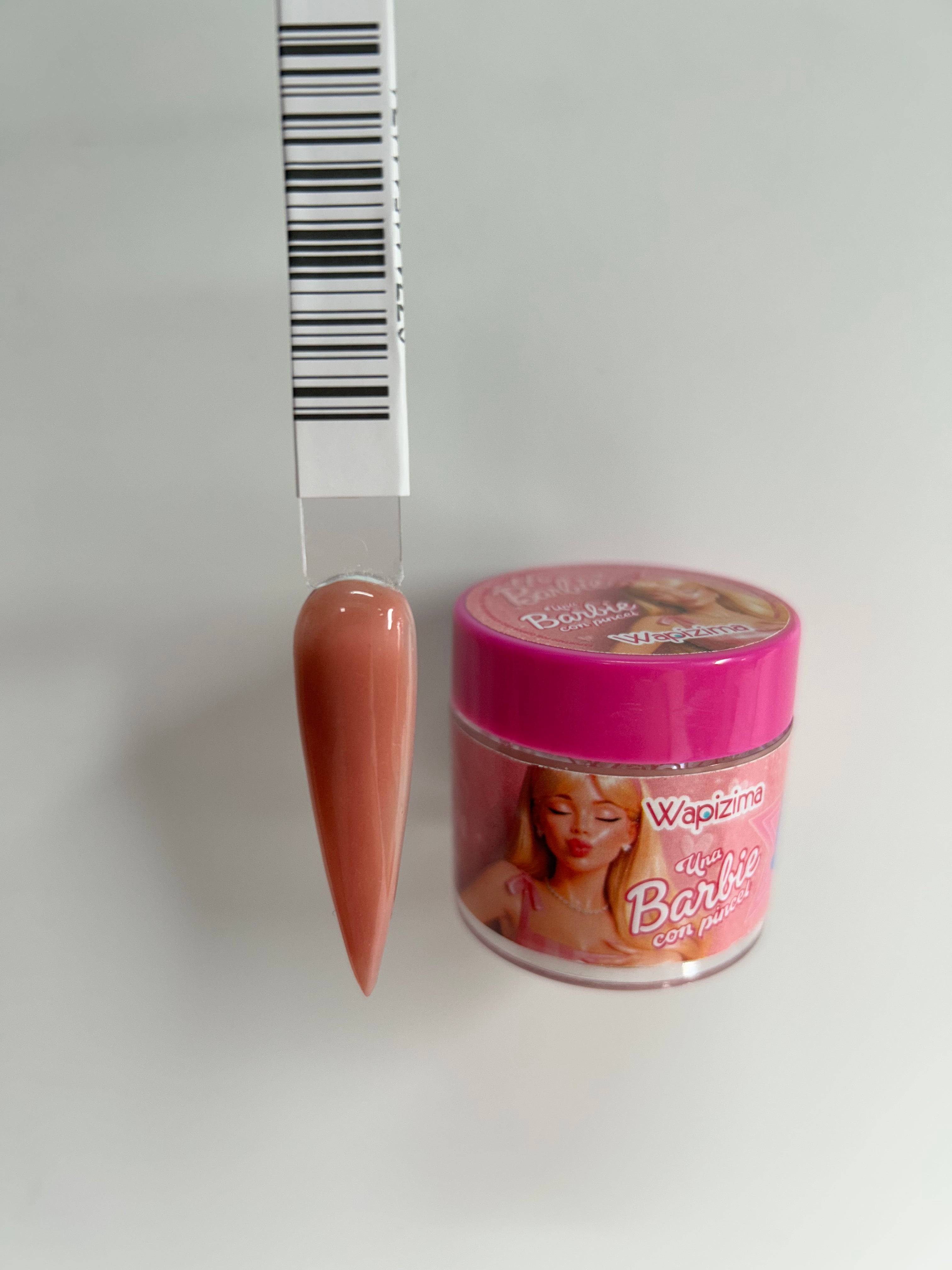 W. Cover una barbie con pincel clasic